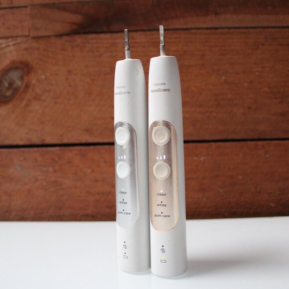 Philips Sonicare Electric Toothbrush Handles Set of 2 Gum Care Tested & Working - Picture 1 of 6